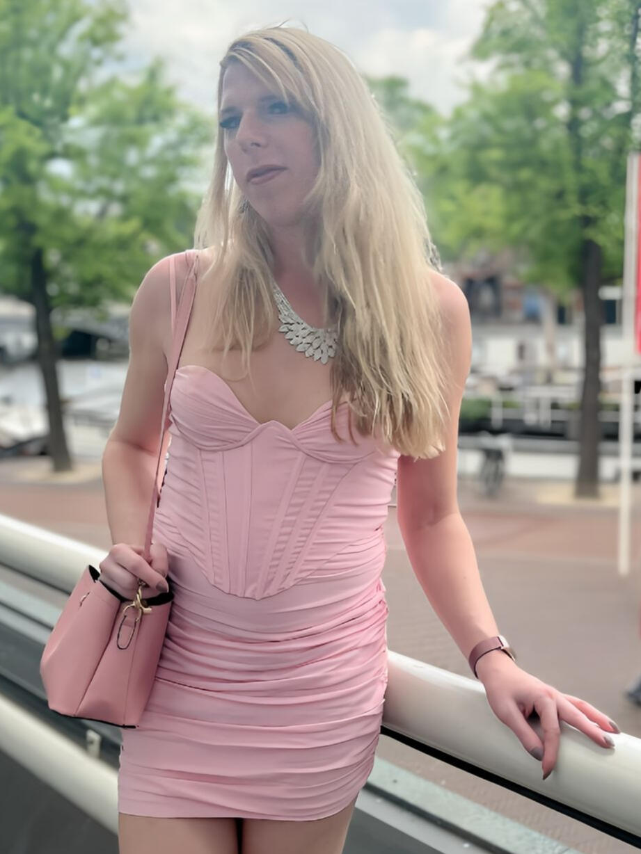 Dinners, occasions, and luxurious retreats. Surprise me with bold proposals — I love being your elegant companion at events.